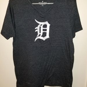 Detroit Tigers vneck tshirt, XL fits like a Large